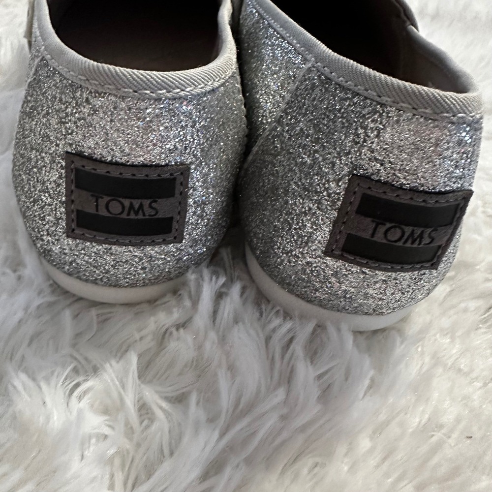 TOMS Glitter Slip On Shoes YOUTH little girls Size 3 Silver Sparkle Casual Flats - Picture 3 of 8